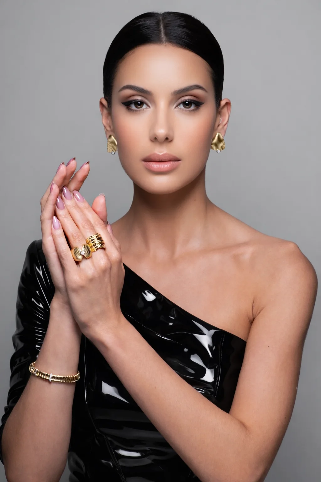 Campanha de joias douradas com modelo fotografada por Antares Martins