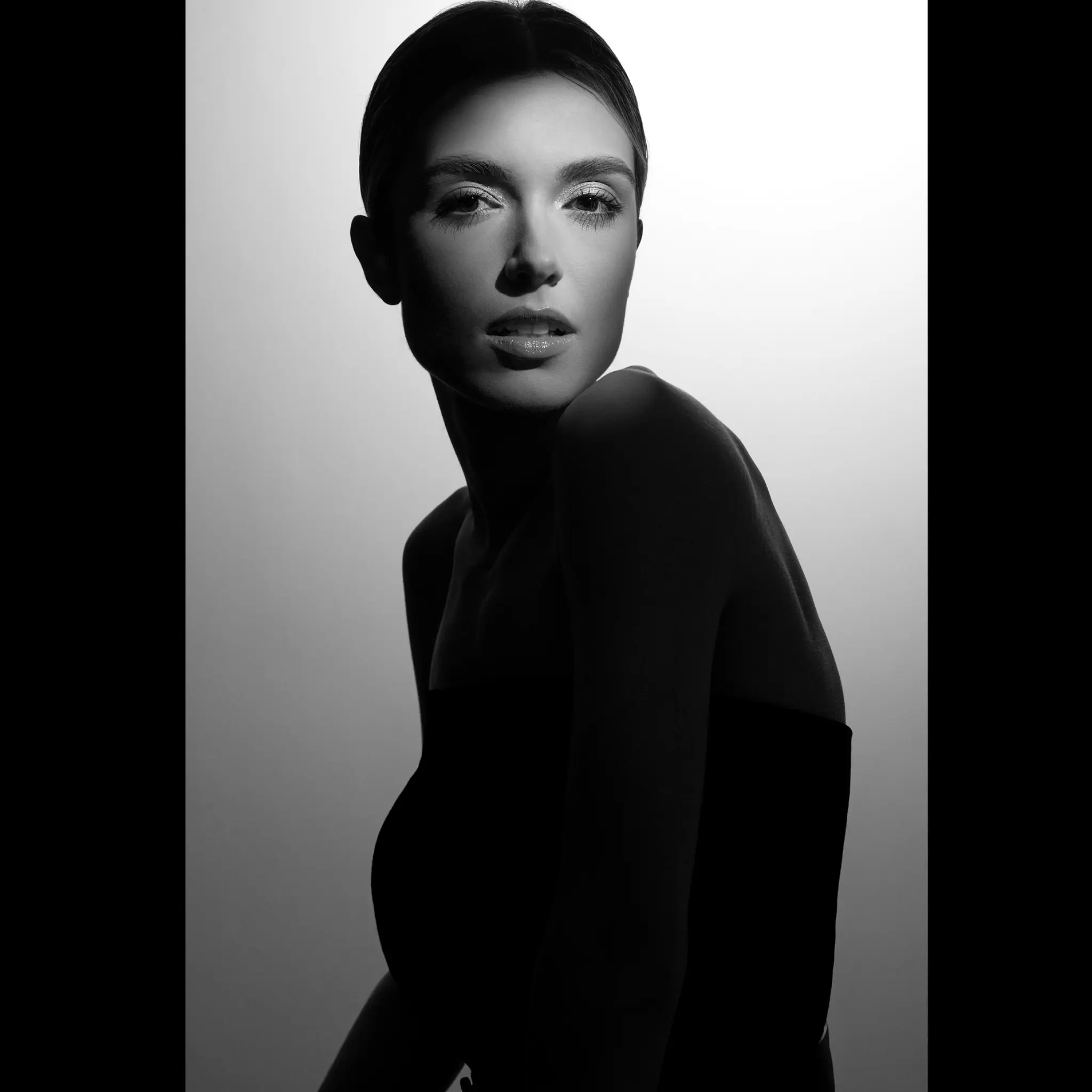 Retrato editorial feminino em preto e branco com luz gráfica fotografado por Antares Martins