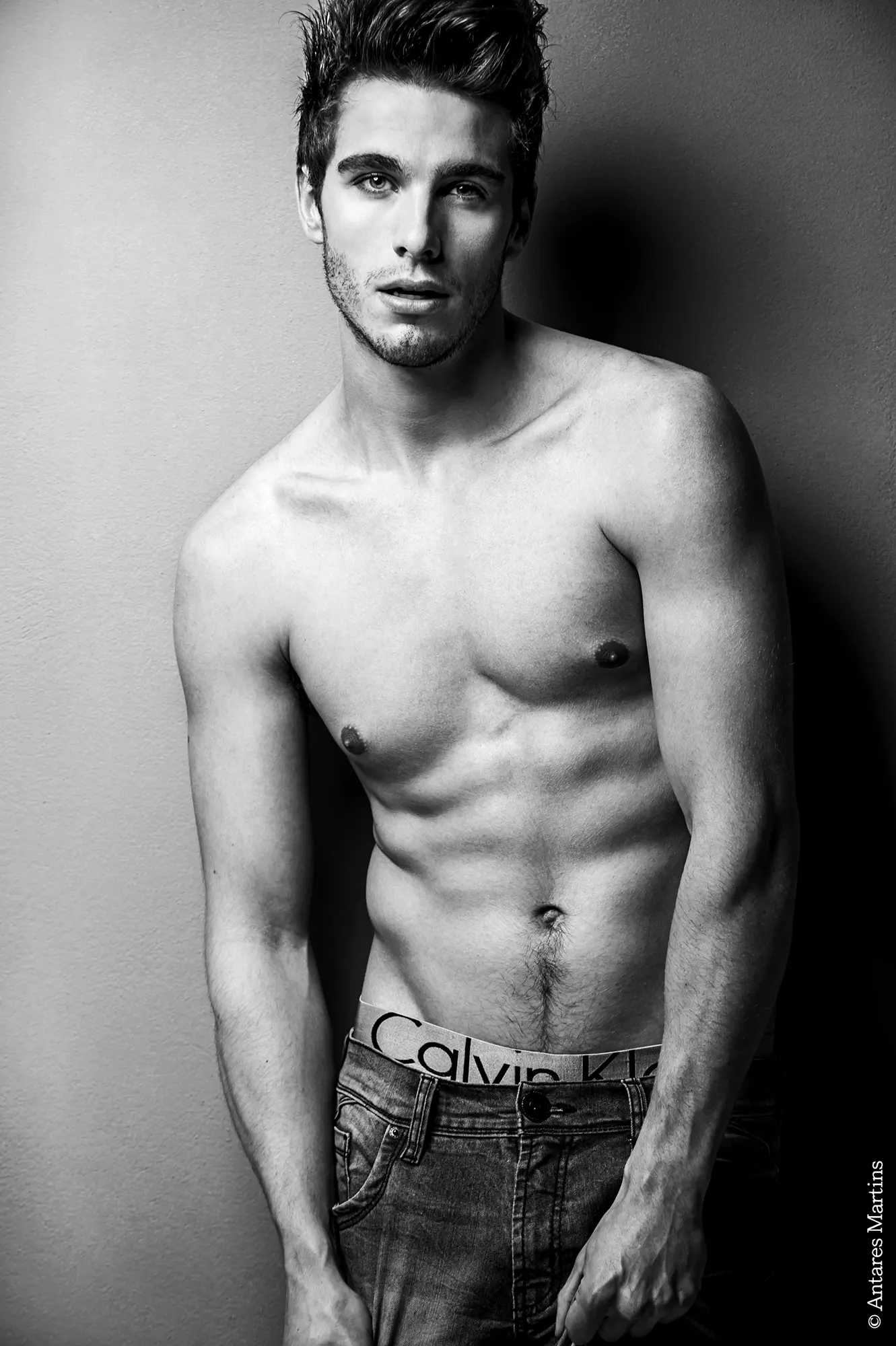 Retrato masculino em preto e branco fotografado por Antares Martins